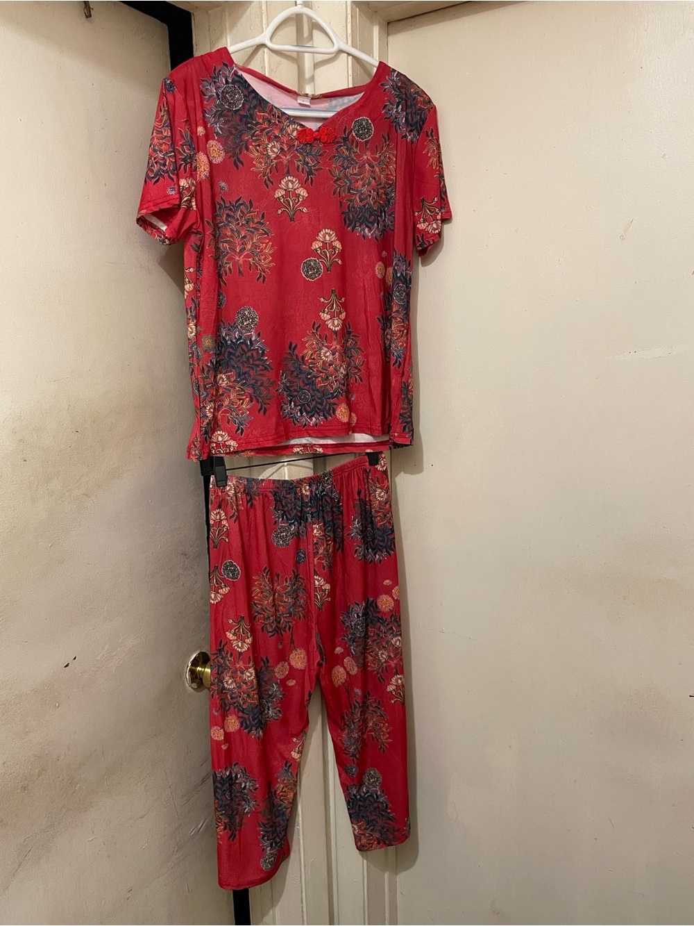 Womenβs Red Floral 2 Piece V-Neck T-Shirt & Tapered Pants Set Beaded Size L